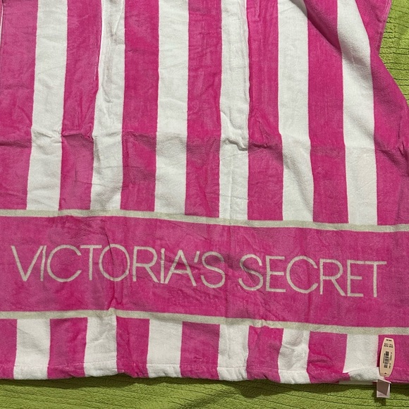Victoria's Secret Bold Pink and White Towel,NWT - Picture 1 of 3